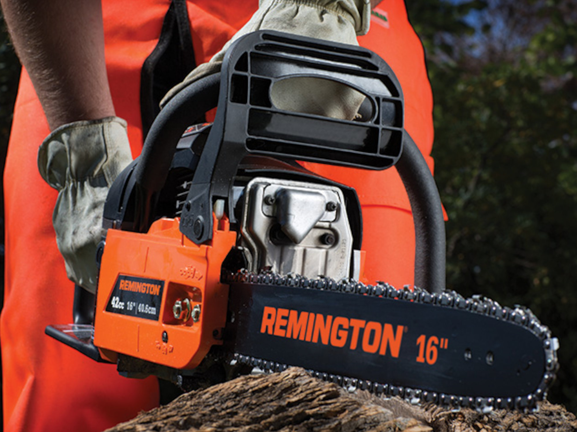 Chainsaw Remington RM4216 Rebel in action