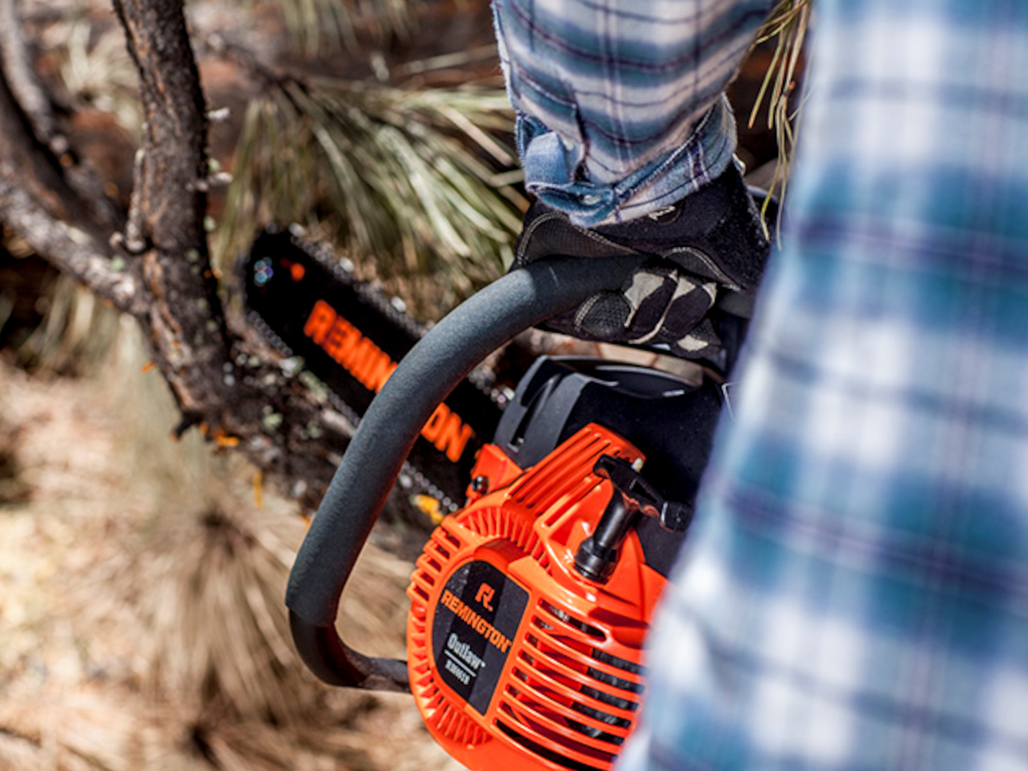 Chainsaw Remington RM4618 Outlaw in action